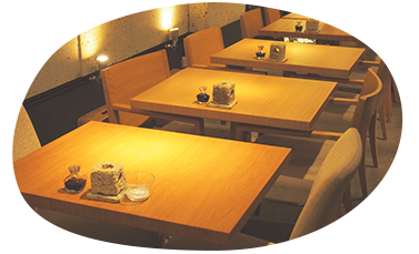 店内の二人掛けのテーブルを右から見た様子